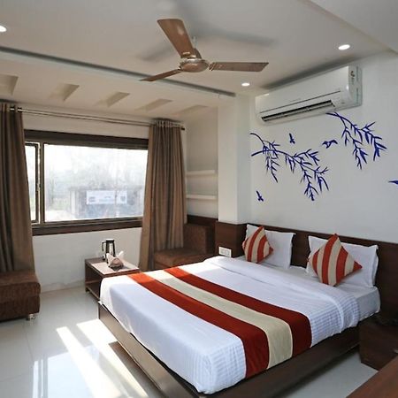 Airport Hotel Daya Capitol New Delhi Bagian luar foto