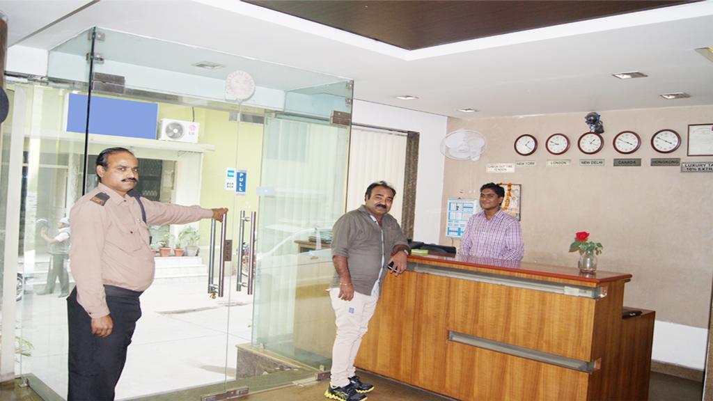 Airport Hotel Daya Capitol New Delhi Bagian luar foto