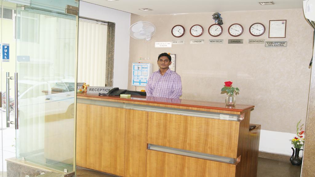 Airport Hotel Daya Capitol New Delhi Bagian luar foto