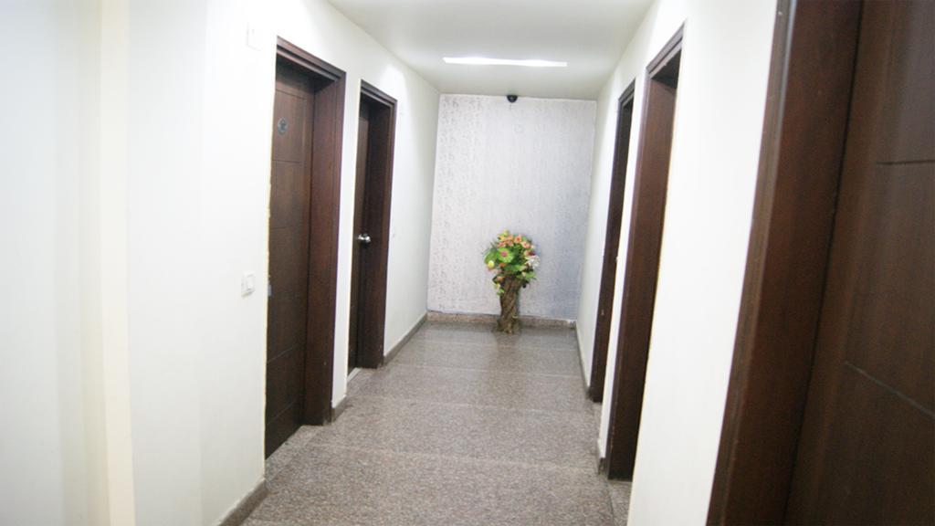 Airport Hotel Daya Capitol New Delhi Bagian luar foto