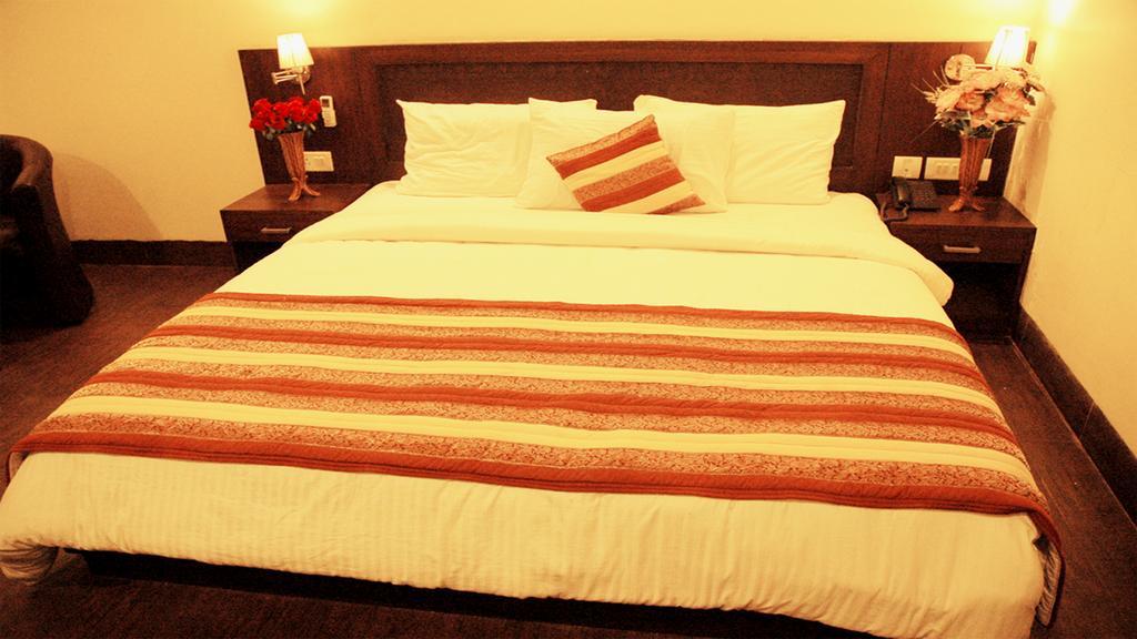 Airport Hotel Daya Capitol New Delhi Bagian luar foto
