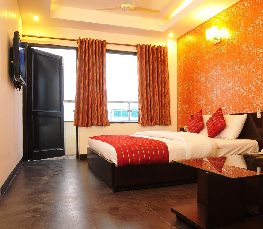 Airport Hotel Daya Capitol New Delhi Bagian luar foto