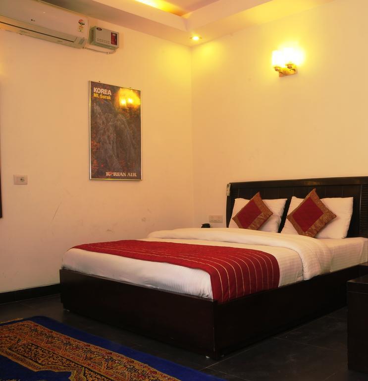 Airport Hotel Daya Capitol New Delhi Bagian luar foto