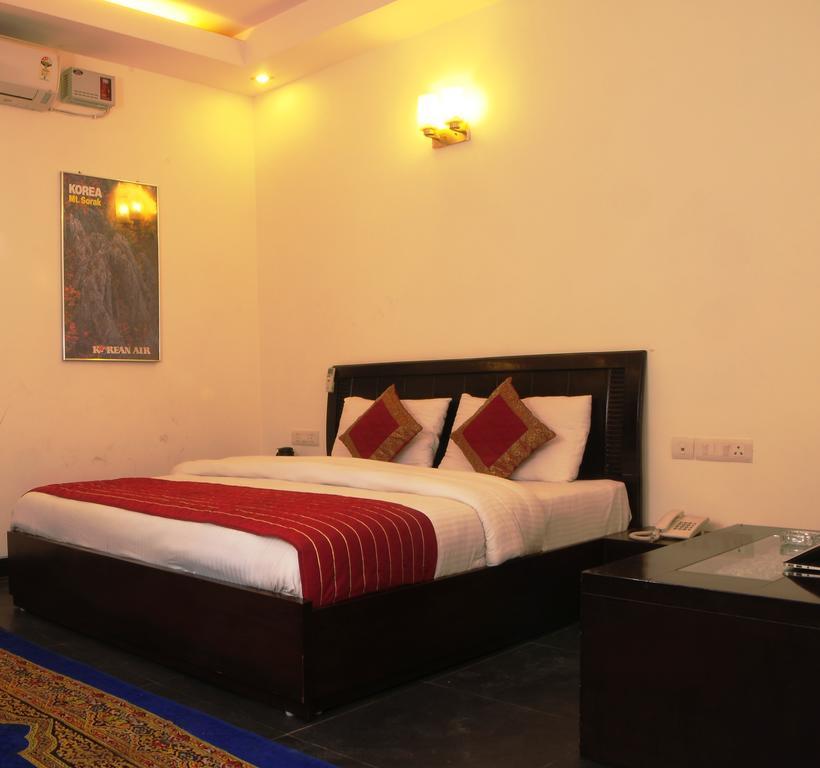 Airport Hotel Daya Capitol New Delhi Bagian luar foto
