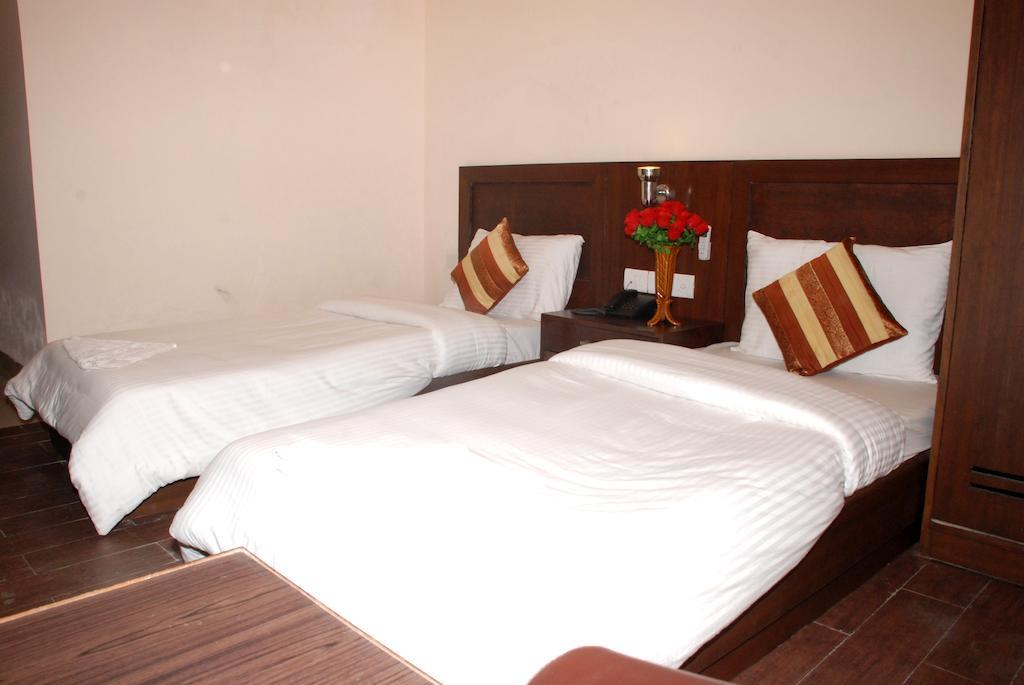 Airport Hotel Daya Capitol New Delhi Bagian luar foto