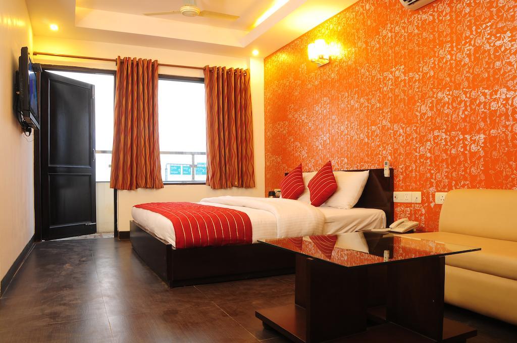 Airport Hotel Daya Capitol New Delhi Bagian luar foto