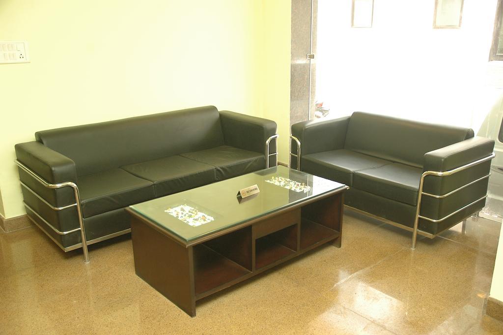 Airport Hotel Daya Capitol New Delhi Bagian luar foto