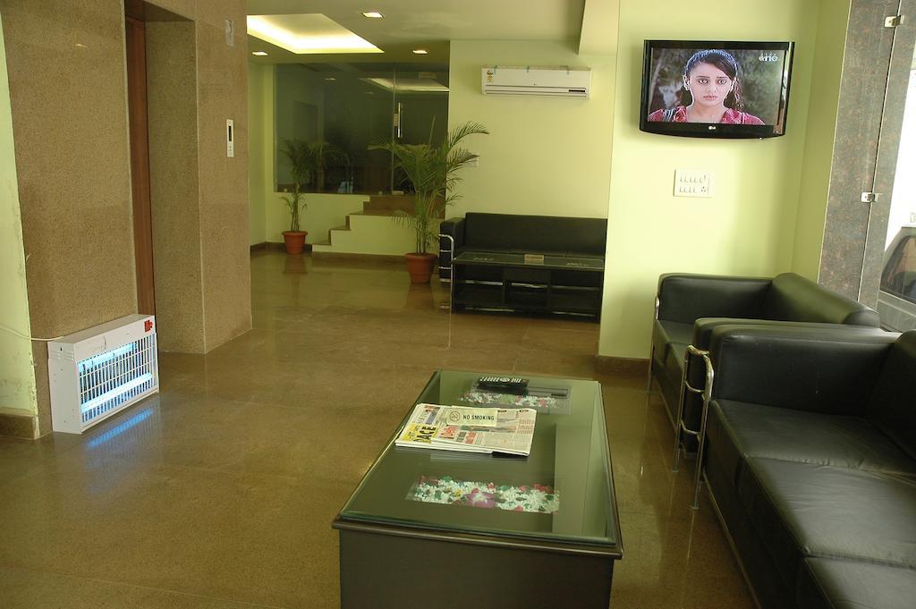 Airport Hotel Daya Capitol New Delhi Bagian luar foto