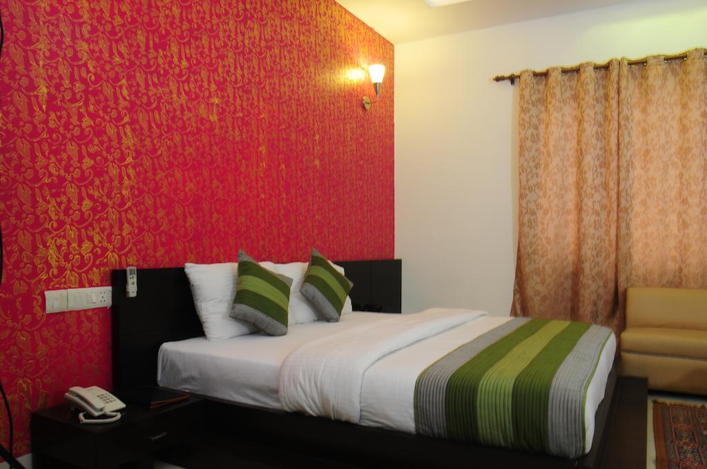 Airport Hotel Daya Capitol New Delhi Bagian luar foto