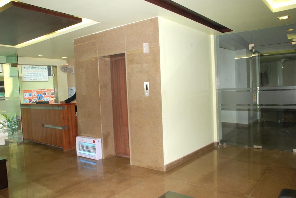 Airport Hotel Daya Capitol New Delhi Bagian luar foto