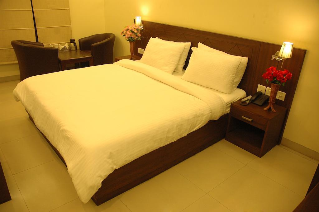 Airport Hotel Daya Capitol New Delhi Bagian luar foto