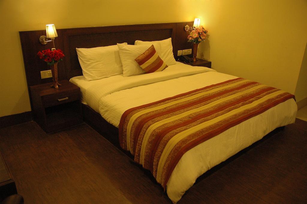 Airport Hotel Daya Capitol New Delhi Bagian luar foto