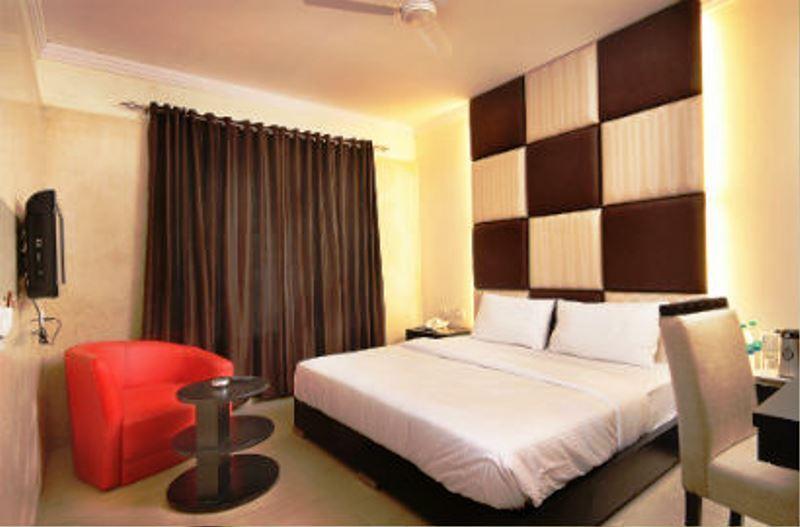 Airport Hotel Daya Capitol New Delhi Bagian luar foto
