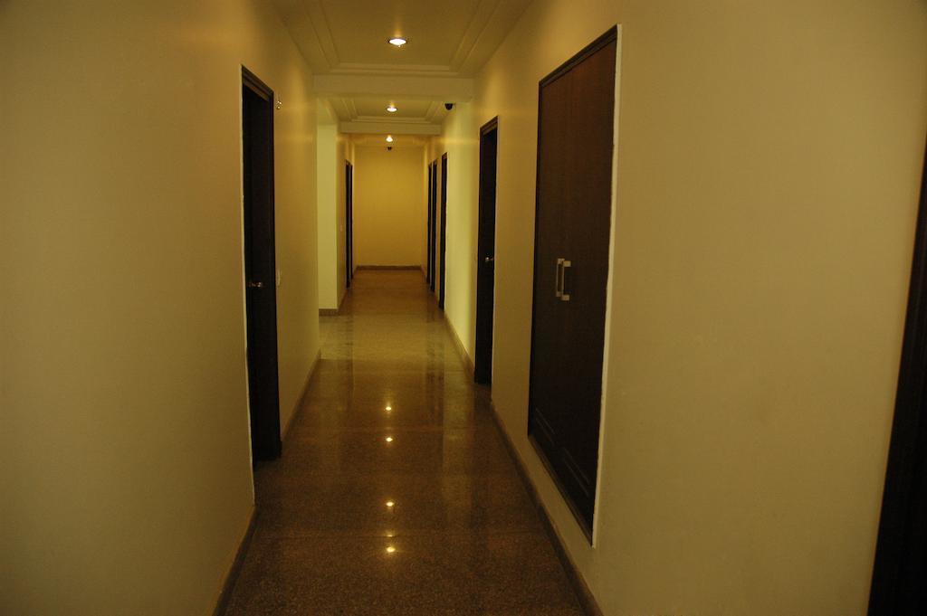 Airport Hotel Daya Capitol New Delhi Bagian luar foto
