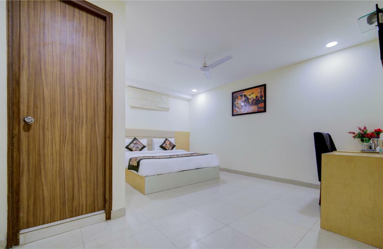 Airport Hotel Daya Capitol New Delhi Bagian luar foto