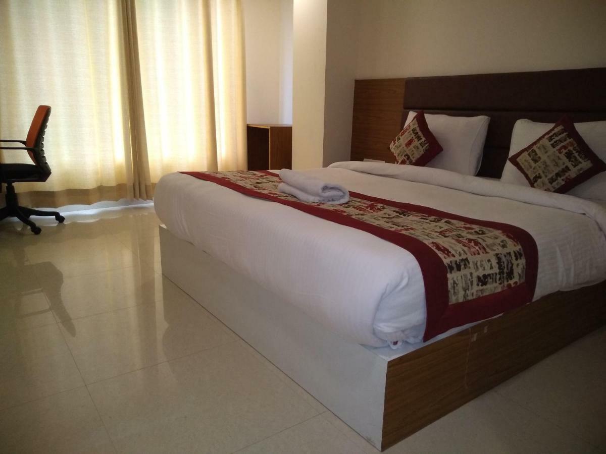 Airport Hotel Daya Capitol New Delhi Bagian luar foto
