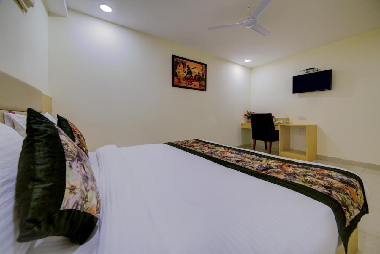 Airport Hotel Daya Capitol New Delhi Bagian luar foto