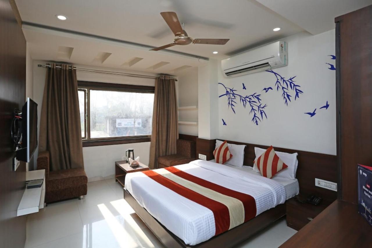 Airport Hotel Daya Capitol New Delhi Bagian luar foto